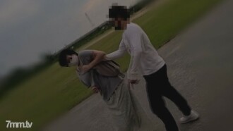 FC2-PPV-2930906 [個人] 下午的小區老婆揉出意外的chichi。天還亮的時候，我在立交橋下強暴了我的喉嚨，並在隔壁房間和一個孩子用另一根棍子射了陰道精液。我只是把它光著身子扔在陽台上。 FC2-PPV-2930906