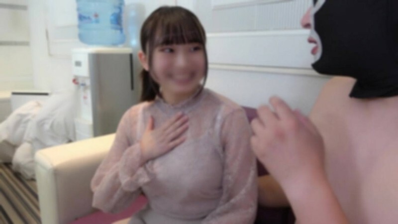 FC2-PPV-4569259 【第一彈/第二彈】18歲的G罩杯咖啡廳員工，長著一張娃娃臉，可愛極了。 白皙的身體蓬鬆而包裹。體內射精在她又緊又緊的陰戶裡。
