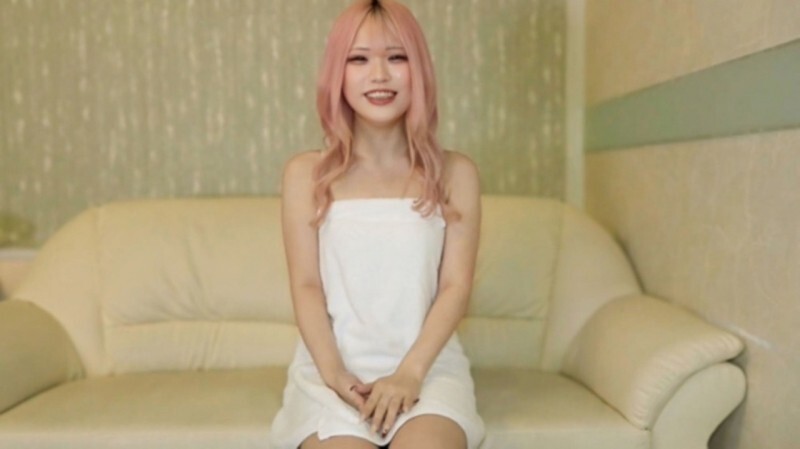 FC2-PPV-4689842 [不] 好可愛！頭髮顏色鮮豔的女人性感嗎？顯然她喜歡淘氣的東西！另外，它還包括他的第一次面部護理和第一次中出！ ※附贈高清