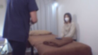 FC2-PPV-4705951 新品半價促銷，至6月22日至6月22日！ 【無/性】一位看起來文靜內斂的女性來到店裡。她是一位嬌小玲瓏的辦公室女性，皮膚細膩，臀部曲線優美。她陰毛濃密，令人心動不已。