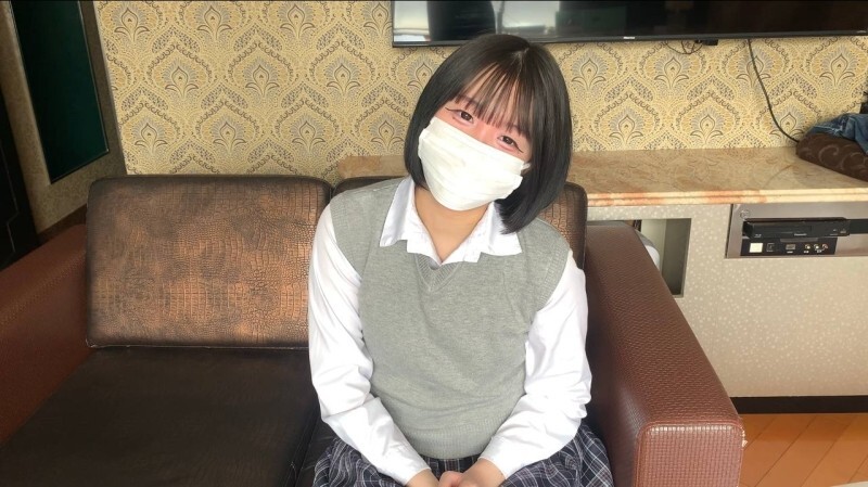 FC2-PPV-4716362 [無碼] 她是個乾淨俐落的黑髮少女，穿著制服，但身材卻非常性感！為了換取甜美女孩喝下我的口水，我把精液射進了她粉嫩的私處！